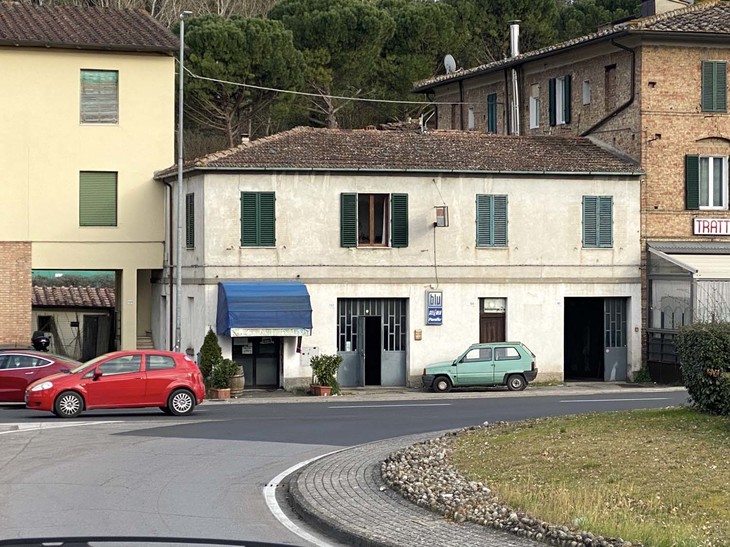 アレッサンドロさんの工場は、ピッツェリアおよび近年開店したケバブ店に挟まれた2階建ての1階部分。