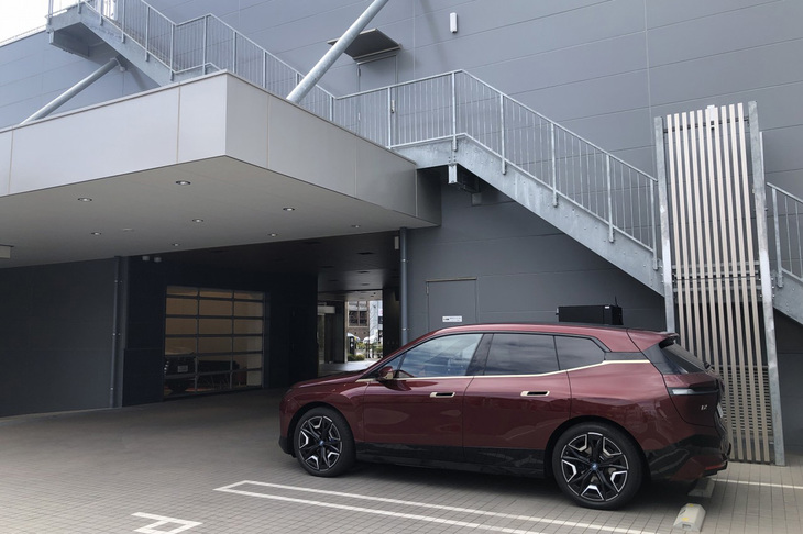 車体が微妙にラウンドしているせいだろうか、「iX」はデカく感じる。ボディーサイズは全長×全幅×全高＝4955×1965×1695mm、ホイールベースは3000mmで、実際のところ路面占有面積は「X5」とほぼ同等である。