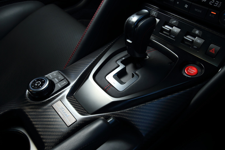 外装同様、内装についても標準仕様との大きな違いはない。センターコンソールにカーボン製の装飾パネルが用いられているのが唯一の特徴となる。