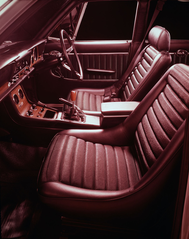 PGC10のコックピット。ホールド性重視でリクライニングしないバケットシートが備わる。ラジオやヒーターはオプションとスパルタンだった。