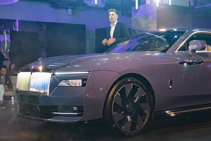 「ロールス・ロイス・スペクター」の商品説明を行うロールス・ロイス・モーター・カーズのフレッド・ウィットウェル氏。プロダクト・スペシャリスト・エレクトリフィケーション・ストラテジーという肩書を持つ。