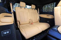 全長5.2mという大柄なクルマだけに、3列目シートにも十分な空間を確保。カップホルダーやUSB Type-A／USB Type-Cポートも装備されている。