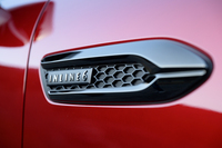 フロントフェンダーには「INLINE6」ロゴ入りのサイドシグネチャーが付く。プラグインハイブリッドモデルには「PHEV」ロゴが入るが、直4モデルは額縁のみの仕上げとなる。