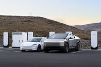 最新のNACS「V4スーパーチャージャー」は充電ケーブルが従来の約1.7倍となる3mに延長され、利便性能向上がうたわれる。「V3スーパーチャージャー」と同様に最大250kWの充電速度に対応しており、テスラ車の場合、約15分で最大275km走行分の充電が可能とされる。