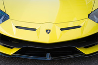 「アヴェンタドールSVJ」のフロントノーズ。黒いスプリッターの奥に可変フラップ付きの通気口が備えられている。