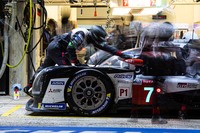 
	No.7 トヨタTS050ハイブリッドのピット。夜を徹して秒刻みのピットワークが行われる。
	
