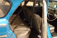 フロントシートには、ヘッドレストが装備されていない。当時はそれが当然だった。大げさな改造などなく、ロールケージを備えたキャビンが、レーシングマシンであることを示す程度だ。