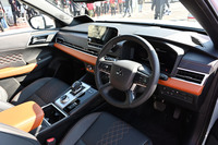 一気に現代的になった新型「アウトランダー」のインテリア。スイッチ類も分かりやすくまとめられている。