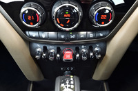 センターパネルにトグルスイッチがずらりと並ぶ。MINIになくてはならない“シグネチャー”だ。