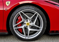 10スポークの星型アルミホイールは、前後とも20インチ。試乗車にはピレリの「Pゼロ」タイヤが装着されていた。