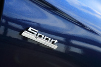 「318iスポーツ」には、ベーシックな「318i」とは異なる、スポーティーなドレスアップが施される。