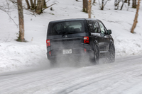 パワーユニットは最高出力145PS、最大トルク380N・mの2.3リッター4気筒ディーゼルターボエンジン。アイシン製の8段ATを介して4輪を駆動する。