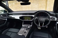 華美さを排して整理整頓が行き届いたインテリアデザインは、最新のアウディ車に共通するもの。ダッシュボードとセンターコンソールのマットアルミ調パネルは「Sラインパッケージ」に含まれている。