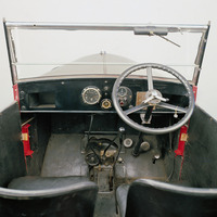 「オースチン・セブン」のコックピット。シフトレバーや操作ペダルの配置などは、現代の車両に通じるものがある。当時では珍しく4輪ブレーキシステムを採用していた。