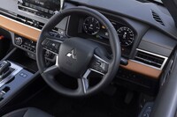 ステアリングホイールは握りの部分にパンチングレザーを使用。シフトパドルを使って回生ブレーキの強さを任意に強めたり弱めたりできる。