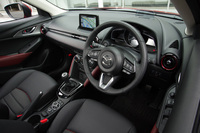 各部に施された赤いアクセントが目を引くインテリア。今回は中間グレードの「XDプロアクティブ」に試乗した。