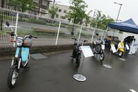 会場に展示された、ヤマハの歴代電動二輪モデル。ヤマハでは1991年から電動車の開発が進められてきた。