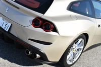 過去のフェラーリを連想させる、片側2眼タイプのリアコンビランプ。エキゾーストは左右2本ずつの計4本出しとなる。