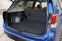 荷室容量は2.5リッターガソリン車（520リッター）より若干縮小しているものの、それでも509リッターを確保。最大幅1300mmという広い開口部や、後席の6：4分割可倒機構などは共通となっている。