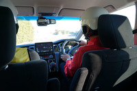 楽しそうにドリフトを決めてくれたのは、パリダカ優勝ドライバーでもある増岡 浩さん。