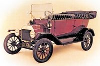 遊星ギアの半自動トランスミッションを搭載した「T型フォード」。1909年初頭までは、前進・後退をレバーで行う2ペダル方式だったが、後にリバースを真ん中のペダルで行う3ペダル方式に変更された。