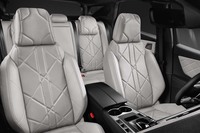 「DS 7クロスバックE-TENSE 4×4」のシート。独特なステッチが個性を主張する。