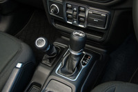 センターコンソールには、トランスファー（写真左）とシフトセレクターの、2本のレバーが備わる。従来5段だったATは一気に3段増しの8段となっている。