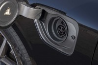 動力用リチウムイオンバッテリーの容量は34Ah。普通充電にのみ対応する。