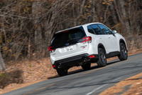 他のグレードとは異なり、ボディーカラーは試乗車の「クリスタルホワイト・パール」や「クリスタルブラック・シリカ」など、無彩色のみ4種類の設定となる。