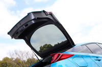 素材に炭素繊維強化樹脂（CFRP）が用いられた、「プリウスPHV」のバックドア。CFRPはむき出しで（写真の黒い部分）、直接触れることもできる。