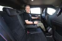 後席は余裕の広さというわけではないが、身長1.73mの記者が座ってもまだ十分なスペースがある。