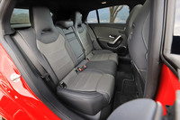 後席については、初代より室内幅が44mm拡大。分割可倒機構も4：2：4の3分割式となった。