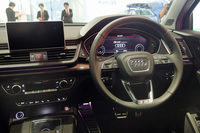 「SQ5」のインテリアは、カーボン仕上げのデコラティブパネルやエンブレムなどでドレスアップされている。