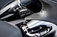 ステアリングホイールにはパドルスイッチが備わり、左が回生ブレーキの強さ、右がドライブモードの切り替えを担当。走行モードは通常走行時に使用する「ツアー」に加え、「レンジ」「スポーツ」「オフロード」「インディビジュアル」そして「トラック」の6つのモードが用意されている。