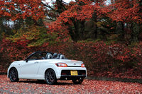 ボディーカラーはベース車である「コペン ローブ」と同じ全8色。テスト車には有償色の「パールホワイトIII」が用いられていた。