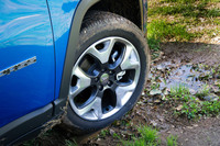 タイヤサイズはグレードによって異なり、「スポーツ」は215/65R16、「ロンジチュード」は225/60R17、「リミテッド」は225/55R18となっている。