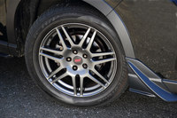 ホイールは、リム部の成形にスピニング工法を用いることで、軽量化を図るとともに高い剛性を確保。17インチと18インチの2サイズが用意される。