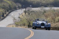 文中の“スリーパー”とは、一見そうは見えないものの、実際には高い動力性能を備えているクルマを指すスラングだ。実際、「モーガン・プラスフォー」はクラシックな装いとは裏腹に、0-100km/h加速は5.2秒、最高速は240km/hという高い動力性能を誇る。