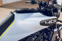 「401」のロゴまわりが大きく左右に突き出した、ユニークな形状のタンクカバー。燃料タンクの容量は13リッター、燃費は3.4リッター/100kmなので、カタログ値に従えば航続距離は400km弱となる。