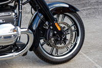 クラシックな意匠のキャストホイールを新たに採用。タイヤサイズは「R18」と同じで、前：120/70R19、後ろ：180/65B16である。