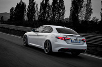 「アルファ・ロメオ・ジュリア」の限定車「ヴェローチェ モノクローム エディション」が登場の画像