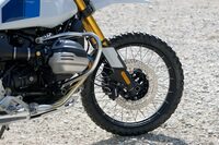 タイヤサイズは前が90/90-21、後ろが150/70R17で、「エンデューロ・パッケージ・プロ」を選択すると、後ろのサイズは150/70R18となる。悪路での試乗車のタイヤは「メッツラー・カルー4」だった。