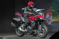 新型スポーツツアラーの「ホンダCB1000GT」。「CB1000ホーネット」由来の共有プラットフォームをベースに、リアフレームまわりを一新。アップライトなポジションでのスポーツライディングを可能にするとともに、標準装備の大型パニアケースに対応するフレーム剛性と強度を実現している。足まわりにはSHOWAの電子制御サスペンション「EERA」を採用。6軸IMUも装備しており、車体姿勢を正確に読みとり、エンジン制御情報も合わせて前後サスの減衰力を自動調整する。