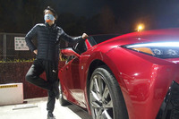 レクサスで首都高を走ることに胸が高鳴っていたのだが、実は当日の夜、担当サクライ君が迎えに来てくれるまでその予定を失念していた。もちろん、そんなことはおくびにも出さず、代々木PAでポーズをとる（笑）。