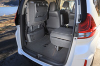 テスト車のラゲッジルームの様子。跳ね上げて収納できる3列目シートなどの機能装備は、標準の「フリード」と同じように使用できる。