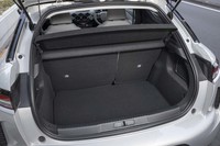 5人乗車時の荷室の様子。フロアは低めだが、開口部手前の敷居はやや高い。