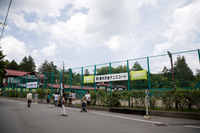 試合会場は、天皇皇后両陛下の出会いの場として知られる軽井沢会テニスコート。