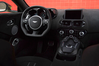 外観同様、従来モデルから一新されたインテリア。メーターパネルはフルデジタルの単眼式で、左右に一対のインフォメーションディスプレイが装備される。