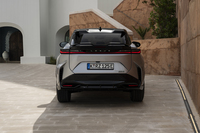 バッテリーだけでなく、駆動システムも含めた冷却系を水冷式に刷新。バッテリーには急速充電に備えて事前に内部温度を最適化するプレコンディショニング機能が搭載された。