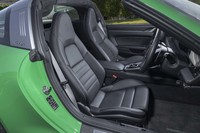 ドアパネルとシートバックのキルティング加工は「レザーパッケージ930」と呼ばれるオプション。